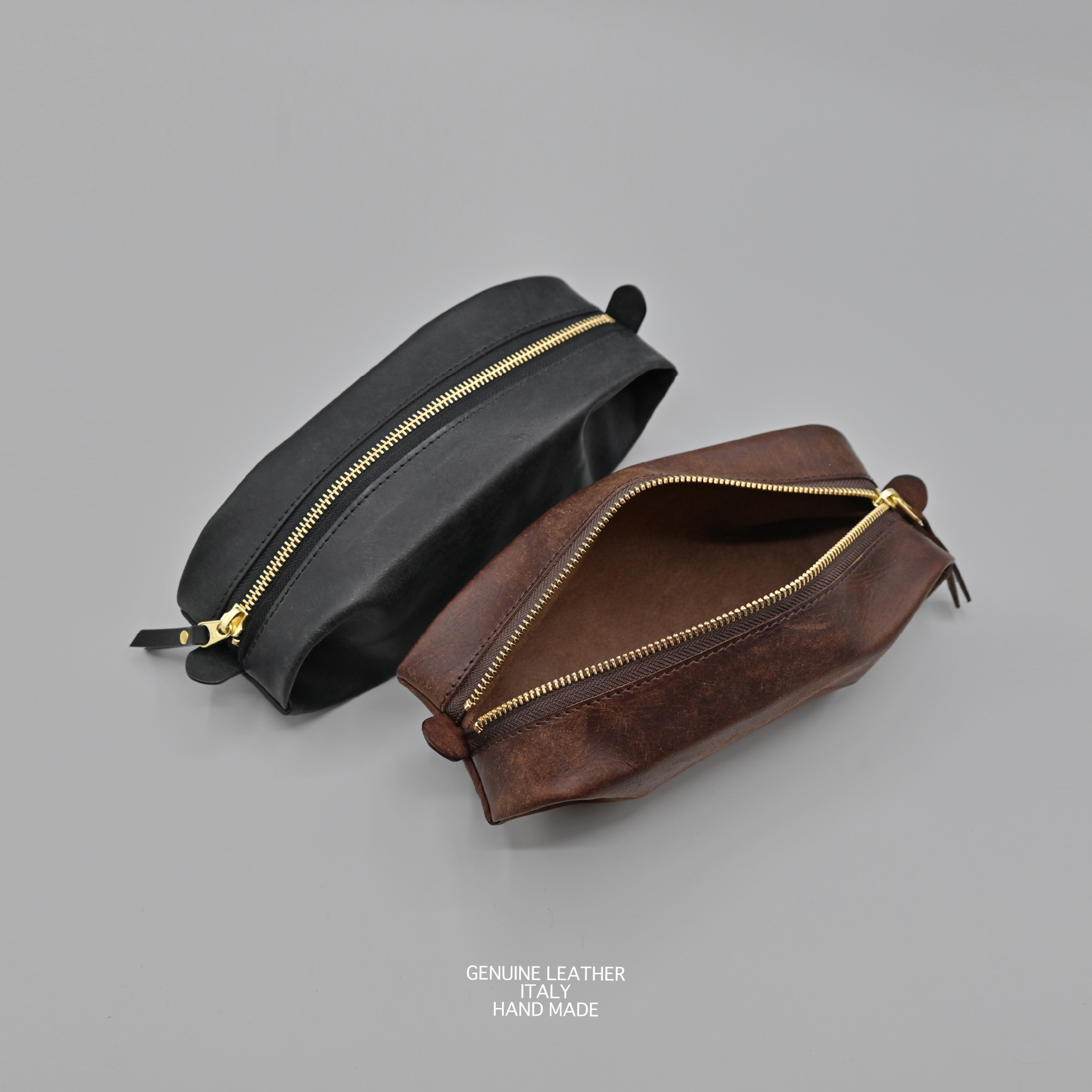宮崎の革製品ブランドBENEFICOが山形屋ポップアップストアのノベルティとして制作したブラックとブラウンのレザーポーチ。イタリアンレザーを使用したハンドメイドアイテム